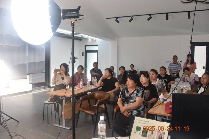 乡音传云端 流量变销量——北京延庆农人主播让土产成了“香饽饽”(图1)