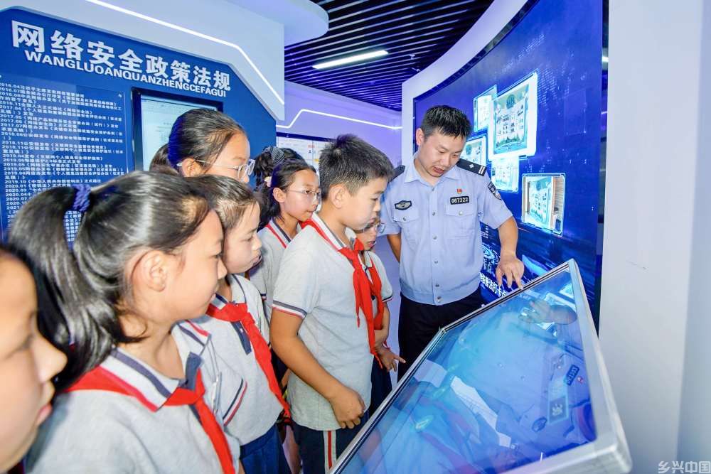 思想之光照亮法治航程——习近平法治思想引领新时代法治中国建设述评(图10)