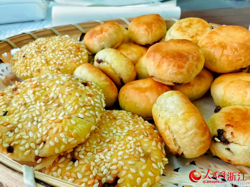 长红丽嫂嫂机械化生产的缙云烧饼。人民网记者 康梦琦摄