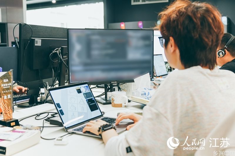 宝马诚迈信息技术有限公司忙碌的工程师。人民网记者 马晓波摄