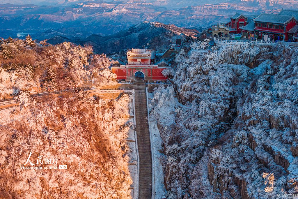 银霜裹千阶 雪锁泰山巅