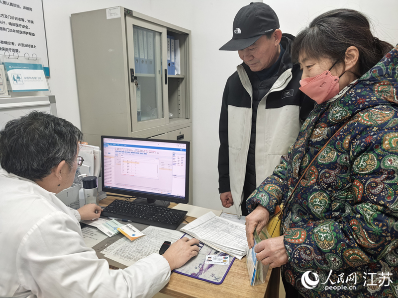 南通三院呼吸科专家吴同辰为患者诊疗。人民网记者 王继亮摄
