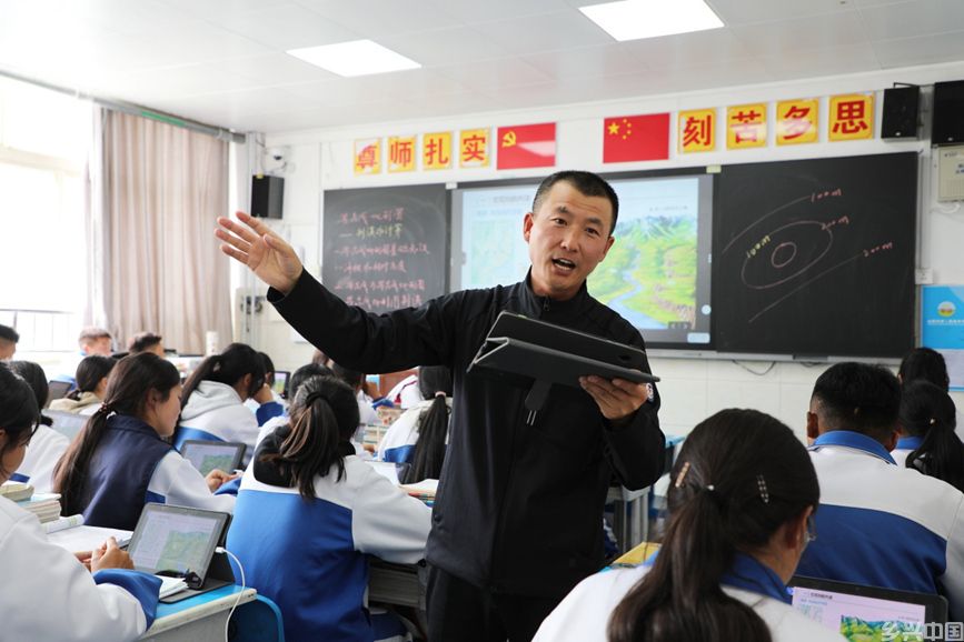 山南市第二高级中学，安徽援藏教师正在使用智慧平台给学生们上课。罗广心摄