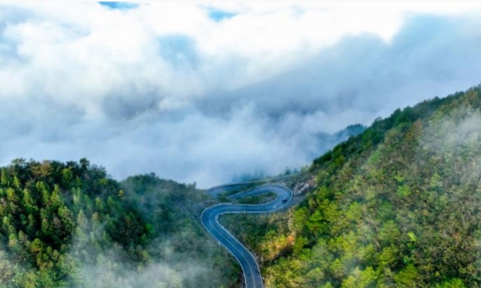 公路蜿蜒深秋大山 车辆驶向“云端”