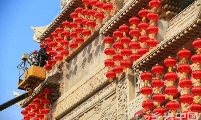 山东即墨： 挂灯笼 迎新年