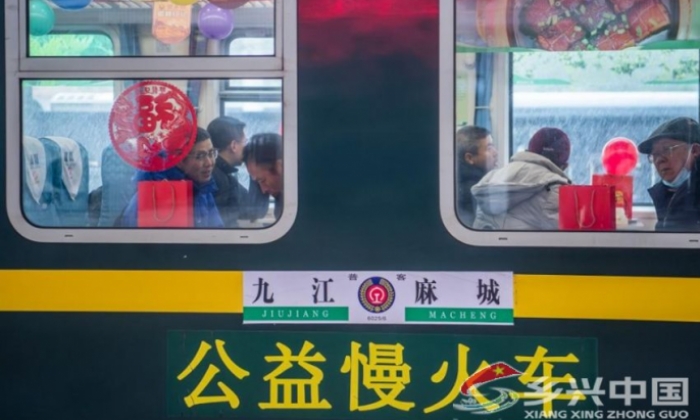 慢火车上年味浓
