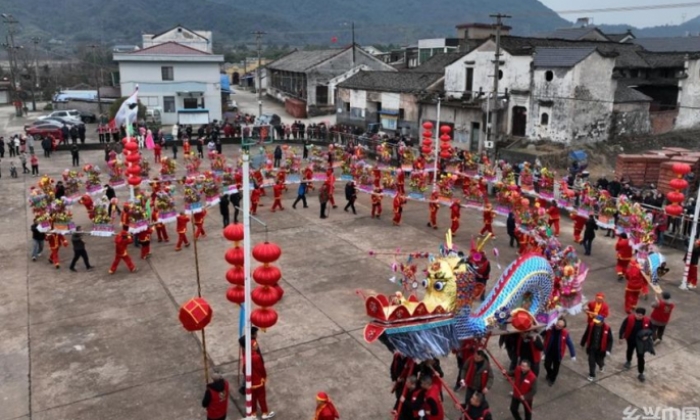 浙江诸暨：舞龙灯 迎大年
