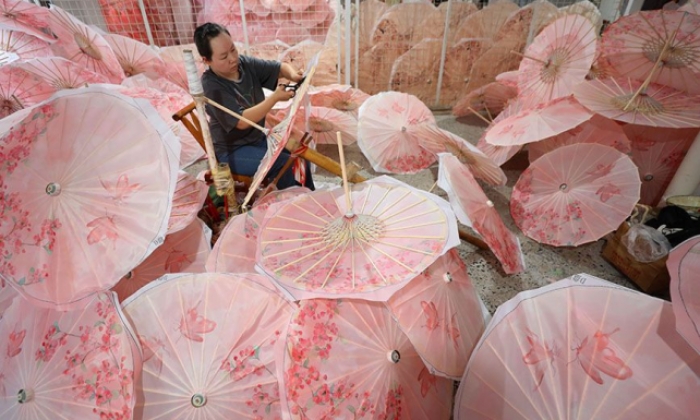 湖南衡阳：“非遗”油纸伞 撑起增收路