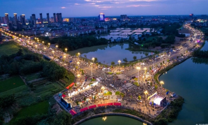 夜市“烟火气”点亮城市“夜经济”